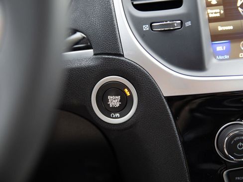 Used 2023 Chrysler 300 Touring L image 16