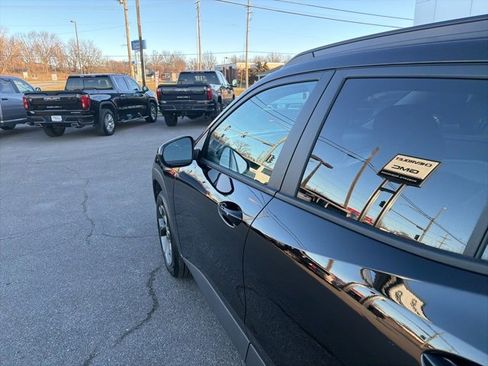 Used 2025 Chevrolet Trax LT w/ LT Convenience Package image 25