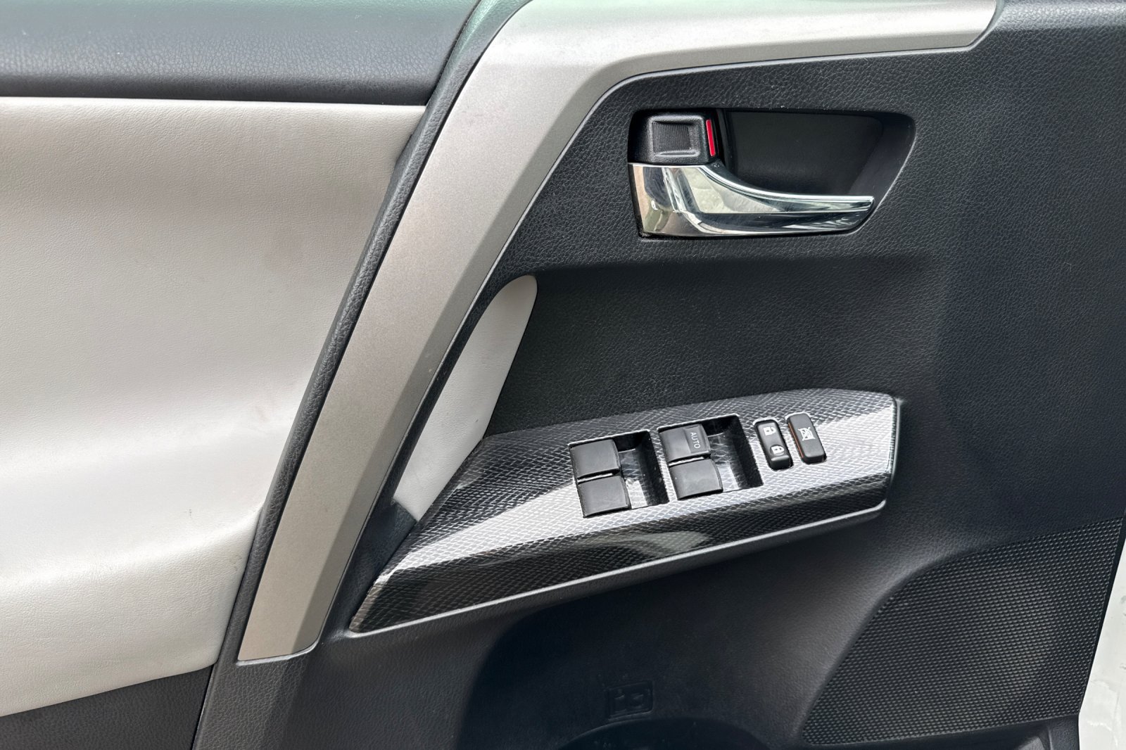Used 2018 Toyota RAV4 Adventure FWD image 11