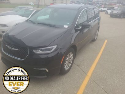 Used 2024 Chrysler Pacifica Touring-L