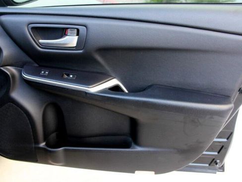 Used 2016 Toyota Camry SE image 20