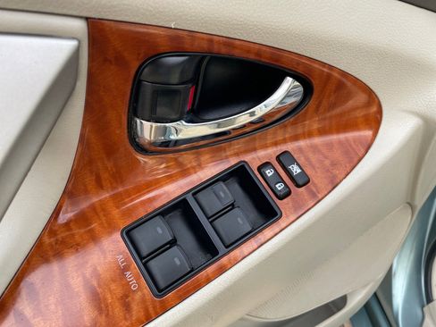 Used 2011 Toyota Camry XLE w/ SE/XLE Extra-Value Pkg image 9