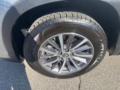 Used 2019 Toyota Highlander XLE image 11