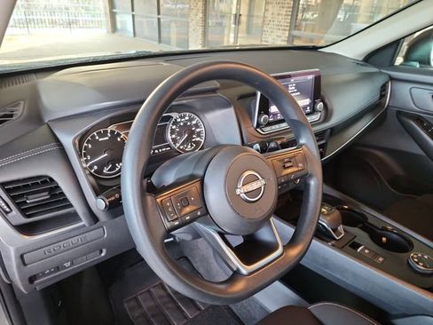 Used 2024 Nissan Rogue S image 12