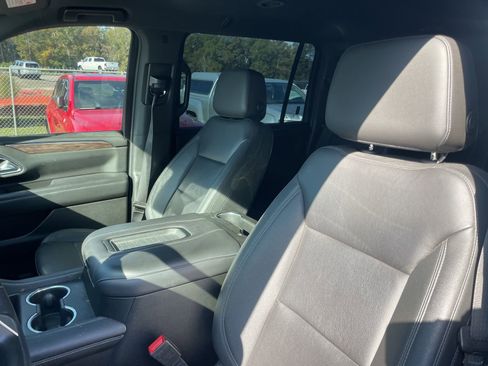 Used 2022 Chevrolet Suburban LT w/ Luxury Package image 8