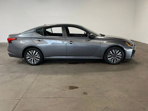 Used 2024 Nissan Altima 2.5 SV FWD image 2