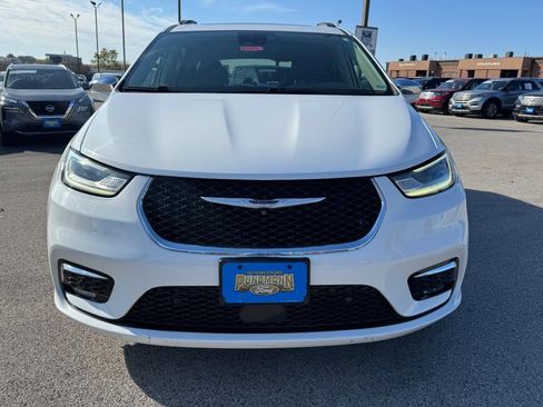 Used 2022 Chrysler Pacifica Limited image 9