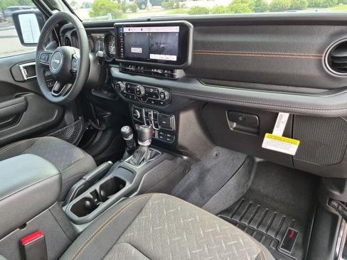 Used 2025 Jeep Gladiator Mojave AWD/4WD image 27