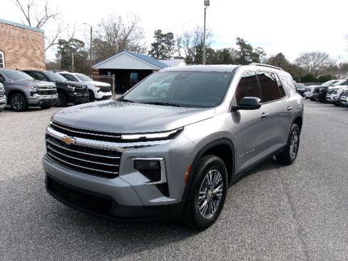 Used 2025 Chevrolet Traverse LT image 7