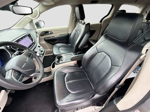 Used 2023 Chrysler Pacifica Touring-L FWD image 28