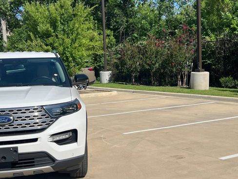 Used 2022 Ford Explorer Limited w/ Equipment Group 301A AWD/4WD image 3