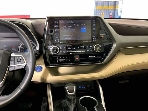 Used 2022 Toyota Highlander XLE image 6