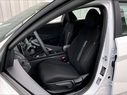 Used 2025 Hyundai Elantra SEL image 11