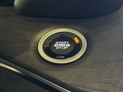 New 2025 Jeep Grand Cherokee Limited w/ Black Appearance Package image 22