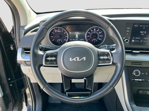 Used 2024 Kia Carnival LX FWD image 12