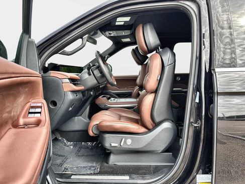 Used 2025 Lincoln Navigator Reserve AWD/4WD image 10