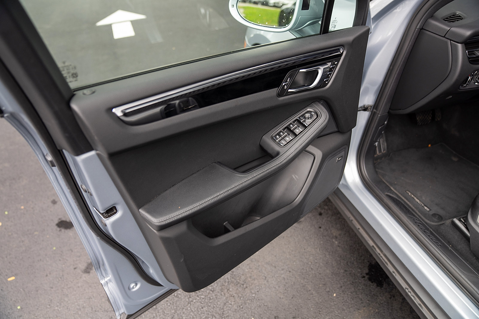 Used 2026 Porsche Macan AWD/4WD image 16