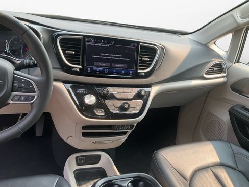 Used 2024 Chrysler Pacifica Touring-L FWD image 11