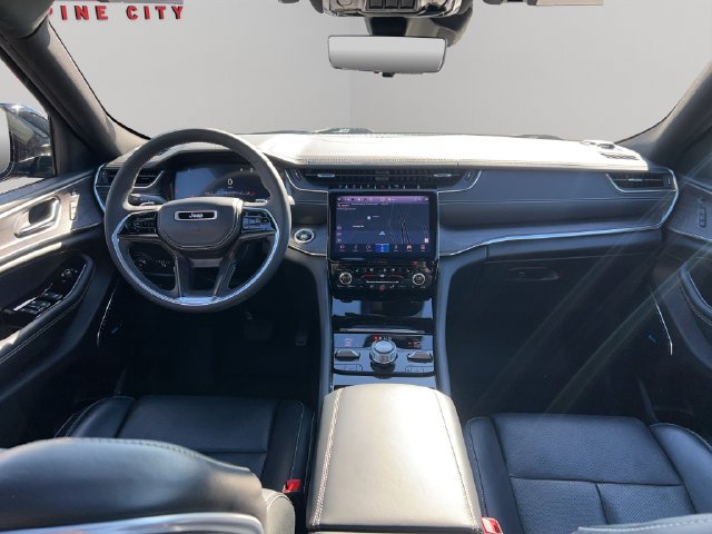 Used 2023 Jeep Grand Cherokee Overland w/ Luxury Tech Group IV AWD/4WD image 19