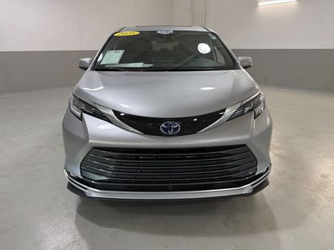 Used 2025 Toyota Sienna Limited AWD/4WD image 2