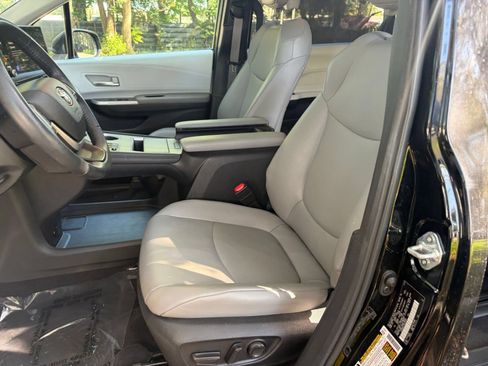 Used 2025 Toyota Sienna XLE FWD image 28