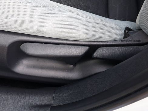 Used 2025 Toyota Corolla SE image 17