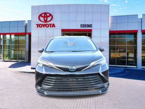 Used 2025 Toyota Sienna XLE FWD image 12