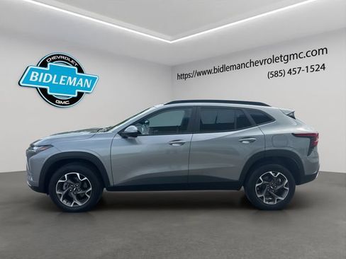 Used 2024 Chevrolet Trax LT w/ Driver Confidence Package FWD image 4