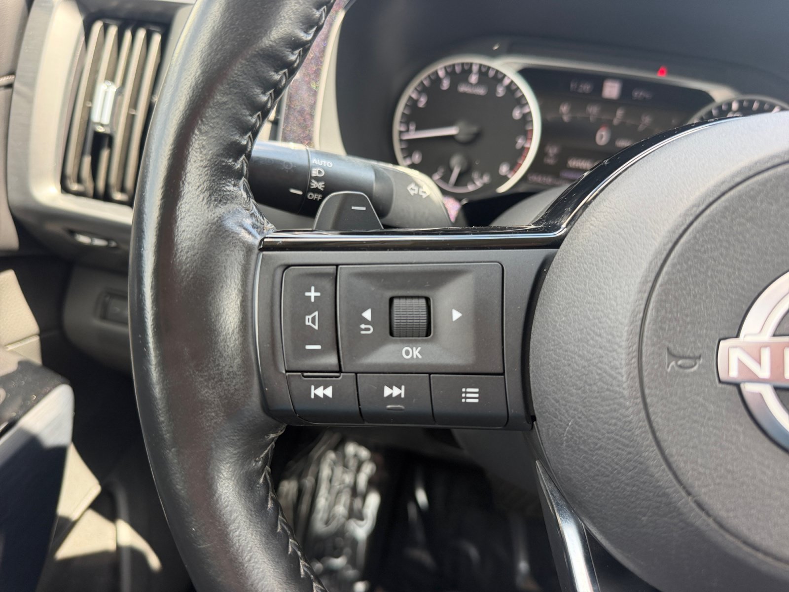 Used 2023 Nissan Pathfinder SL w/ Black Appearance Package FWD image 22