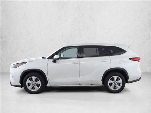 Used 2021 Toyota Highlander L FWD image 4