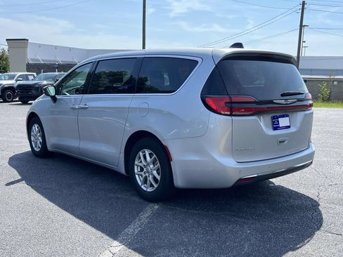 Used 2024 Chrysler Pacifica Touring-L FWD image 5