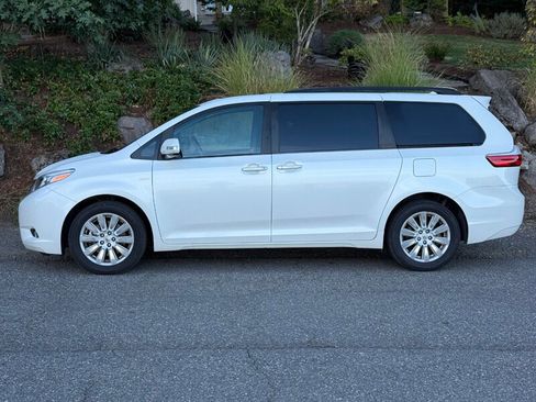 Used 2017 Toyota Sienna Limited image 2