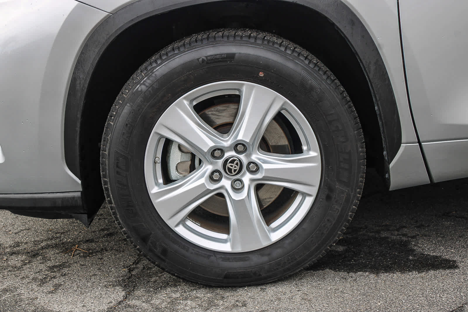 Used 2024 Toyota Highlander LE FWD image 9