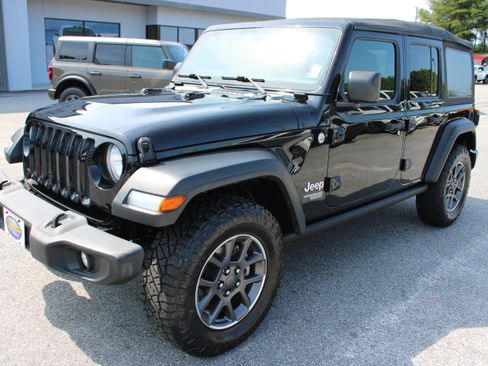 Used 2018 Jeep Wrangler Unlimited Sport S AWD/4WD image 2