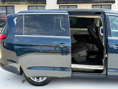 Used 2022 Chrysler Pacifica Touring-L w/ Uconnect Theater Family Group FWD image 25