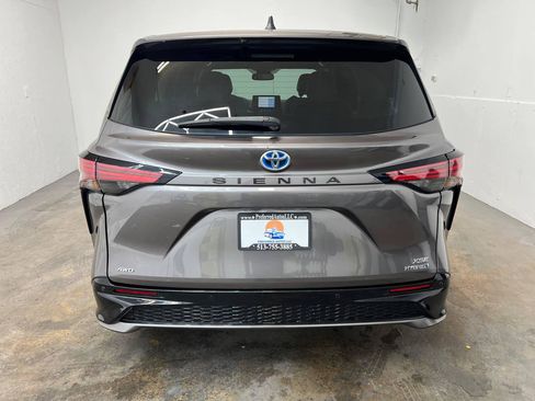 Used 2021 Toyota Sienna XSE AWD/4WD image 5