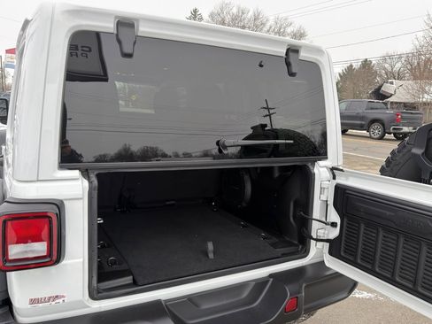 Used 2022 Jeep Wrangler Unlimited Sport image 23