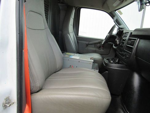 Used 2017 Chevrolet Express 2500 RWD image 14