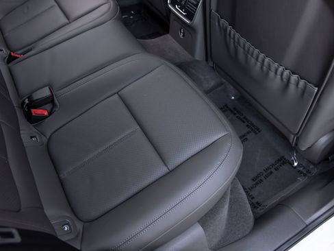 Certified 2025 Porsche Macan AWD/4WD image 48