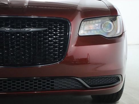 Used 2022 Chrysler 300 Touring w/ Sport Appearance Package image 7