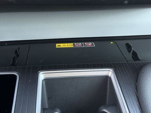 Used 2025 Toyota Sienna XLE FWD image 21