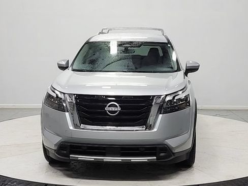 Used 2025 Nissan Pathfinder SL FWD image 2