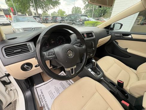Used 2011 Volkswagen Jetta SE FWD image 25