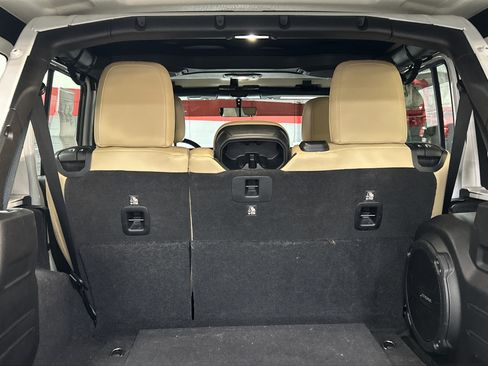 Used 2018 Jeep Wrangler Unlimited Rubicon AWD/4WD image 34