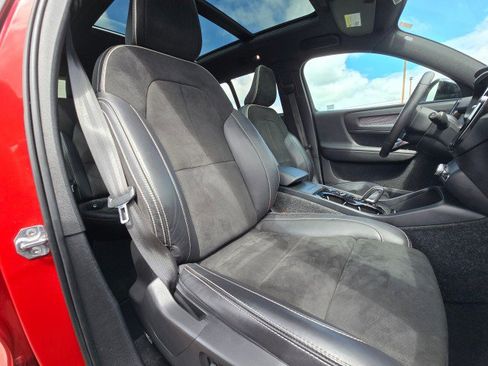Used 2021 Volvo XC40 T5 R-Design image 12