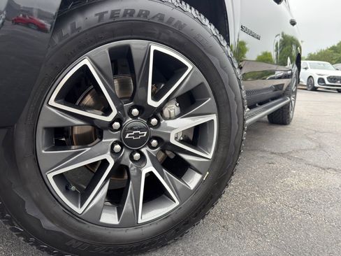 Used 2021 Chevrolet Suburban Z71 w/ Luxury Package AWD/4WD image 3