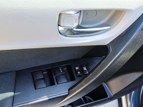 Used 2017 Toyota Corolla LE w/ Carpet Mat Package (TMS) FWD image 33