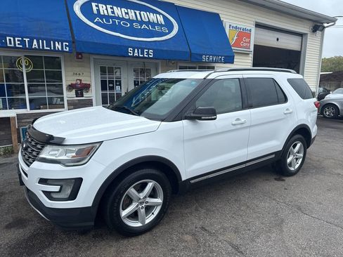 Used 2017 Ford Explorer XLT w/ Equipment Group 202A AWD/4WD image 3