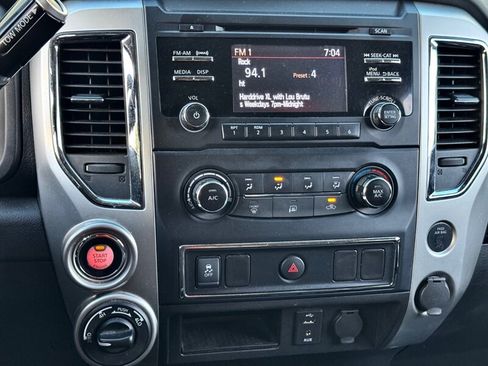 Used 2018 Nissan Titan SV AWD/4WD image 27