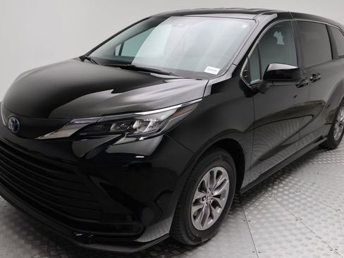 Certified 2025 Toyota Sienna LE image 2
